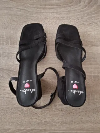 (39) Sandalias nuevas negras de tacón