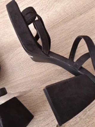 (39) Sandalias nuevas negras de tacón