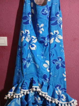 Vestido azul con flores blancas y azules