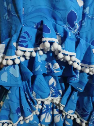 Vestido azul con flores blancas y azules