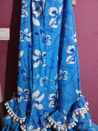 Vestido azul con flores blancas y azules