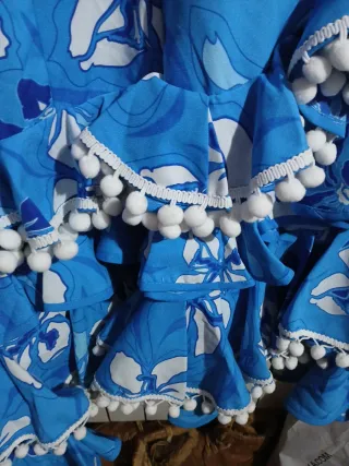 Vestido azul con flores blancas y azules