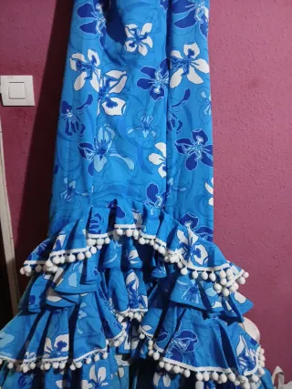 Vestido azul con flores blancas y azules