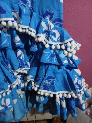 Vestido azul con flores blancas y azules