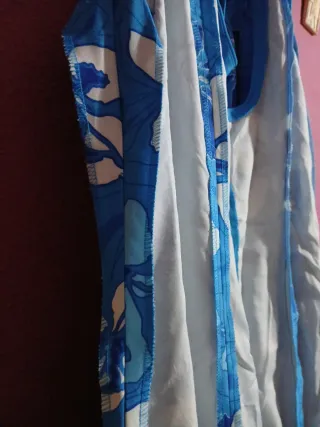 Vestido azul con flores blancas y azules