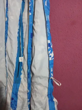 Vestido azul con flores blancas y azules