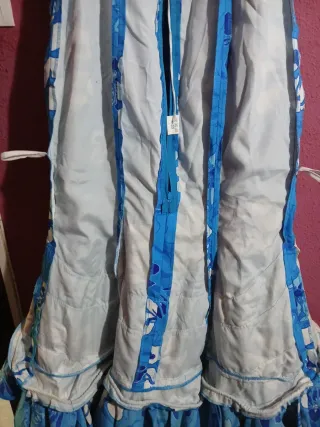 Vestido azul con flores blancas y azules