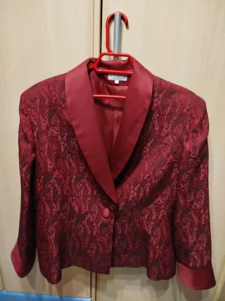 Traje de fiesta rojo con brocado