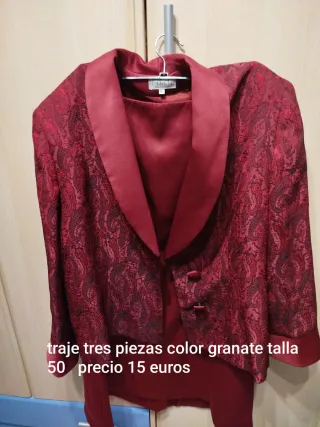 Traje de fiesta rojo con brocado