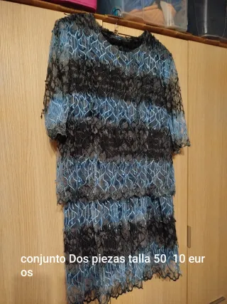 Traje de fiesta rojo con brocado