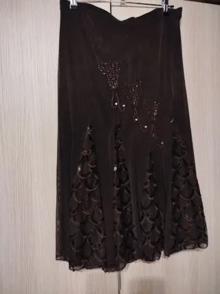 Traje de fiesta rojo con brocado