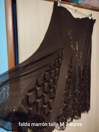 Traje de fiesta rojo con brocado