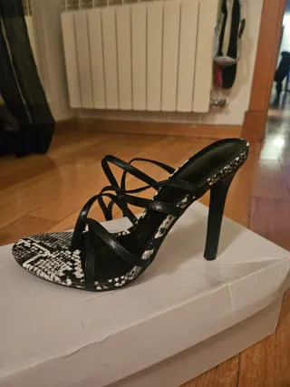 Sandalias de tacón estampado serpiente