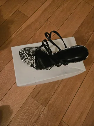 Sandalias de tacón estampado serpiente