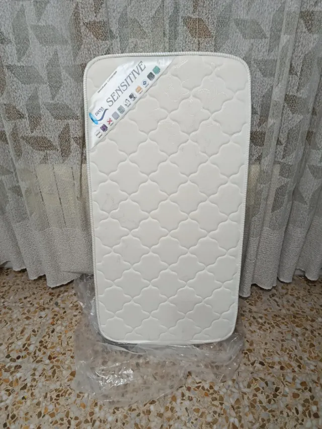 Materasso per culla + 2 set di lenzuola