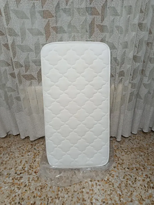 Materasso per culla + 2 set di lenzuola