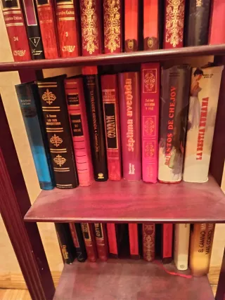 Librería de madera con libros rojos