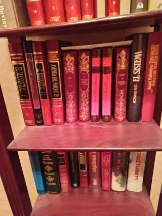 Librería de madera con libros rojos