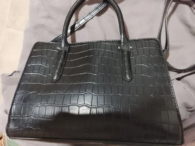 Bolso negro efecto piel cocodrilo Primark