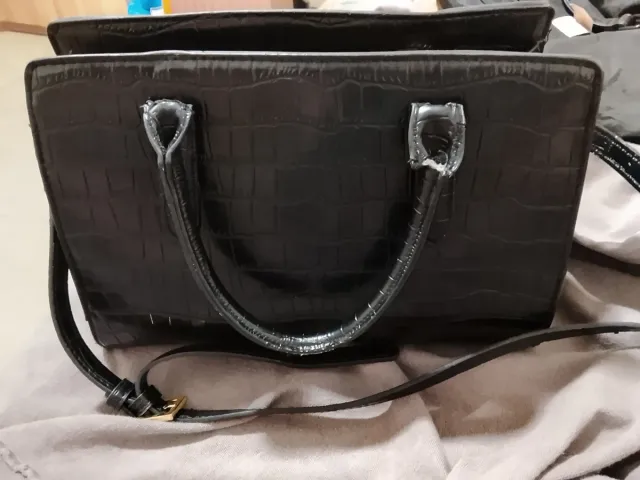 Bolso negro efecto piel cocodrilo Primark