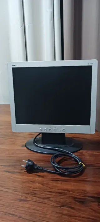 Monitor , Teclado y Soporte lote de los tres