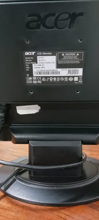 Monitor , Teclado y Soporte lote de los tres