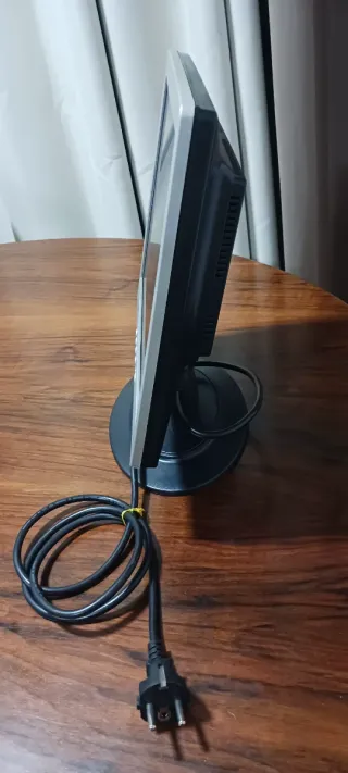 Monitor , Teclado y Soporte lote de los tres