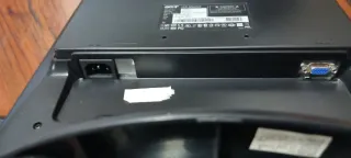 Monitor , Teclado y Soporte lote de los tres