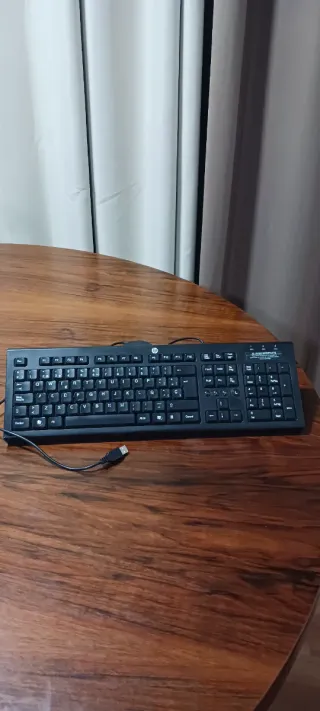 Monitor , Teclado y Soporte lote de los tres