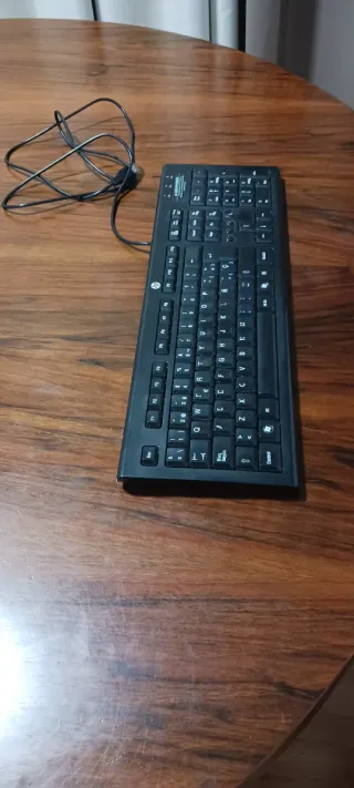 Monitor , Teclado y Soporte lote de los tres