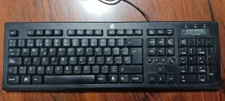 Monitor , Teclado y Soporte lote de los tres