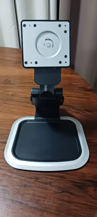 Monitor , Teclado y Soporte lote de los tres