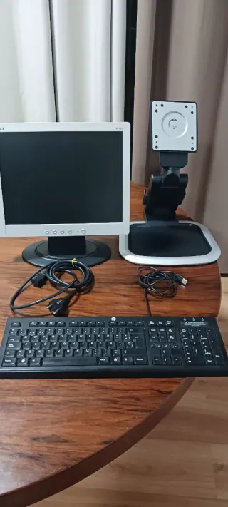 Monitor , Teclado y Soporte lote de los tres