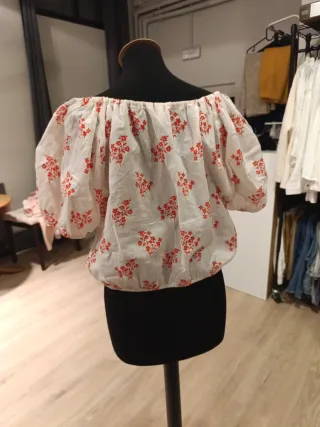Blusa blanca con estampado floral rojo