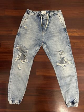 Pantalones vaqueros desgastados con cordón