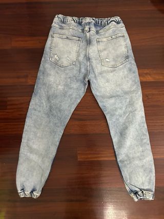 Pantalones vaqueros desgastados con cordón