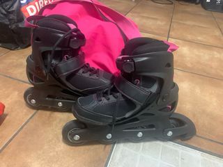 Patines en línea negros y bolsa rosa