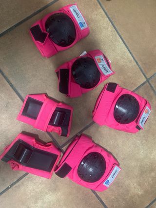 Patines en línea negros y bolsa rosa