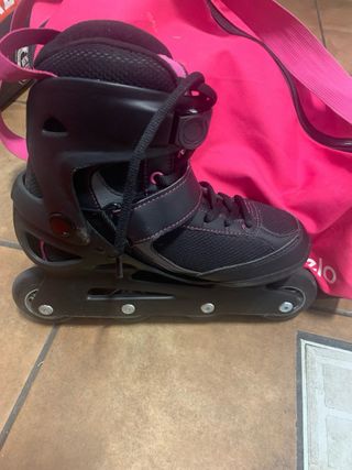 Patines en línea negros y bolsa rosa