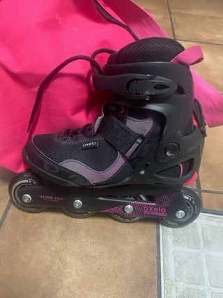 Patines en línea negros y bolsa rosa