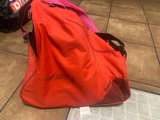 Patines en línea negros y bolsa rosa