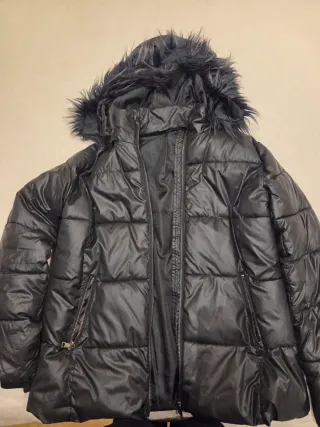 Plumífero negro con capucha