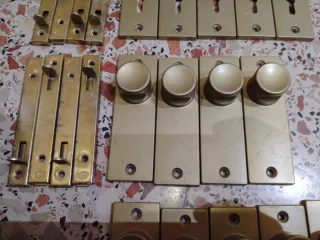 Pomos y cerraduras dorados para puertas