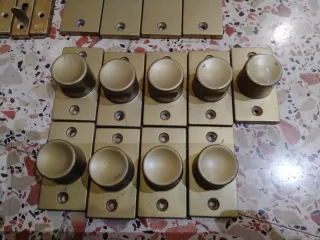 Pomos y cerraduras dorados para puertas