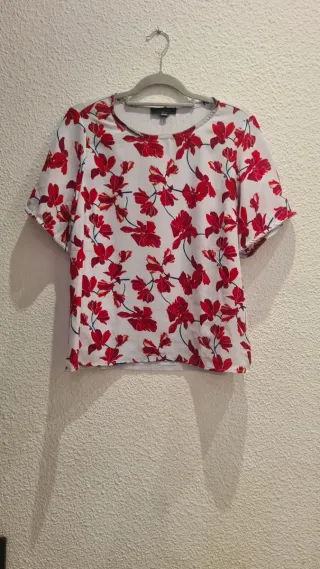 Blusa floral roja y blanca.