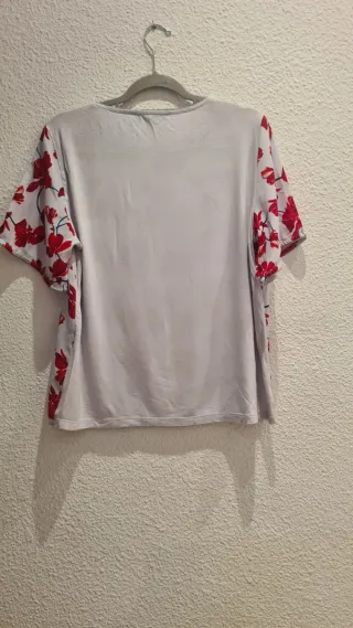 Blusa floral roja y blanca.