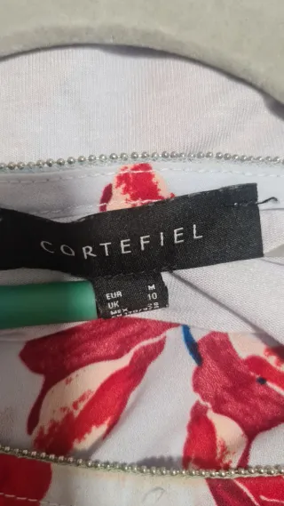 Blusa floral roja y blanca.