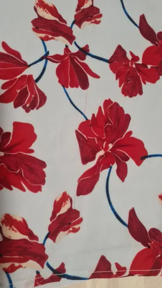 Blusa floral roja y blanca.