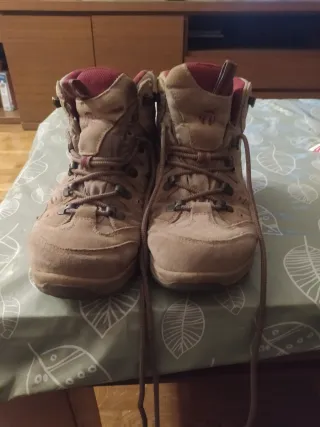 Botas de montaña marrones y rojas