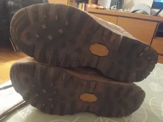 Botas de montaña marrones y rojas